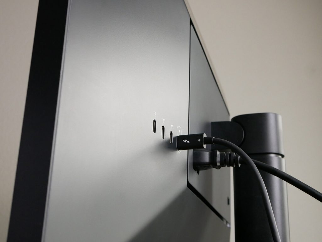 8K display with 2M Thunderbolt 4 USB4 Cable 8K display with 2M Thunderbolt 4 USB4 Cable