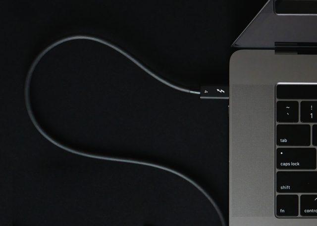 Thunderbolt 4 port cable compatible with USB 3.1 Thunderbolt 3